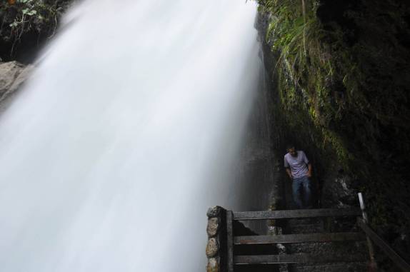 Passando por baixo do Pailón del Diablo, em Baños, no Equador